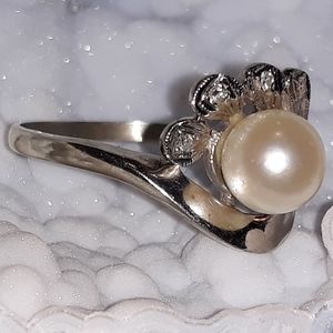 14k white gold, pearl and diamonds Lady Alice ring